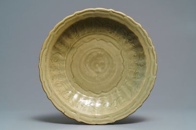Un plat en porcelaine de Chine céladon de Longquan à décor incisé, Ming