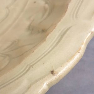 Un plat en porcelaine de Chine céladon de Longquan à décor incisé, Ming — photo 3