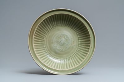 Un plat en porcelaine de Chine céladon de Longquan à décor incisé, Ming