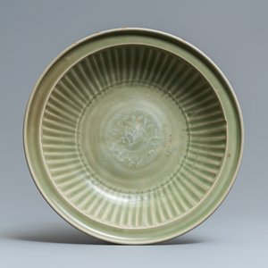 Un plat en porcelaine de Chine céladon de Longquan à décor incisé, Ming — photo 1