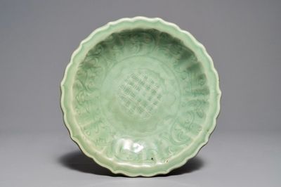 Un plat en porcelaine de Chine céladon de Longquan à décor incisé, Ming