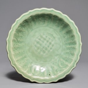 Un plat en porcelaine de Chine céladon de Longquan à décor incisé, Ming — photo 1