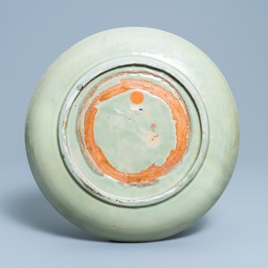 Un plat en porcelaine de Chine céladon de Longquan à décor incisé, Yuan/Ming — photo 2