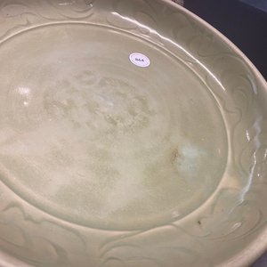 Un plat en porcelaine de Chine céladon de Longquan à décor incisé, Yuan/Ming — photo 3