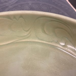 Un plat en porcelaine de Chine céladon de Longquan à décor incisé, Yuan/Ming — photo 7