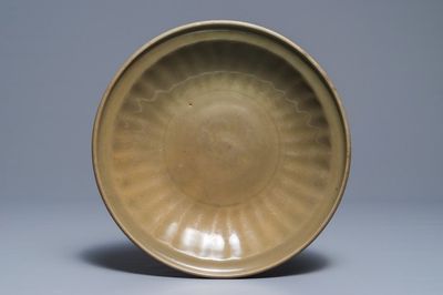 Un plat en porcelaine de Chine céladon de Longquan, Ming