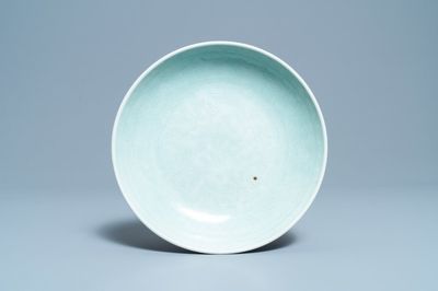 Un plat en porcelaine de Chine céladon monochrome à décor incisé, Qianlong