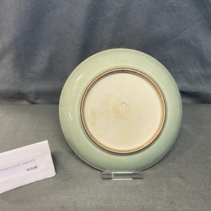 Un plat en porcelaine de Chine céladon monochrome à décor incisé, Qianlong — photo 4