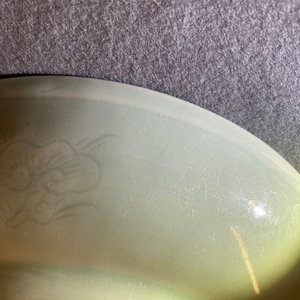 Un plat en porcelaine de Chine céladon monochrome à décor incisé, Qianlong — photo 6