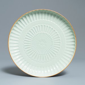 Un plat en porcelaine de Chine céladon monochrome en forme de Chrysanthe, Jingdezhen, daté 1954 — photo 1