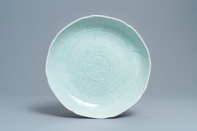 Un plat en porcelaine de Chine céladon monochrome en forme de fleur, Qianlong