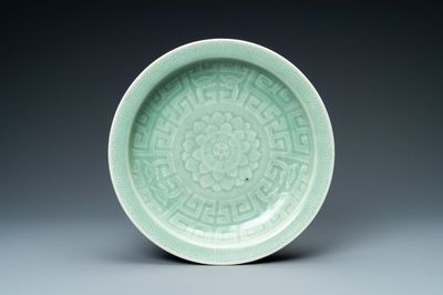 Un plat en porcelaine de Chine céladon monochrome, Qianlong