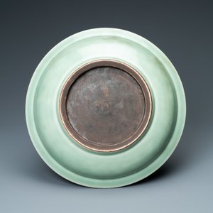 Un plat en porcelaine de Chine céladon monochrome, Qianlong — photo 2