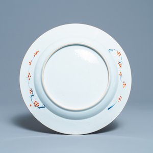 Un plat en porcelaine de Chine de style Imari à décor de scènes du 'Xi Xiang Ji', Kangxi — photo 2