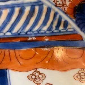 Un plat en porcelaine de Chine de style Imari à décor de scènes du 'Xi Xiang Ji', Kangxi — photo 5
