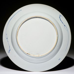 Un plat en porcelaine de Chine de style Imari aux oiseaux dans un paysage, Kangxi — photo 2