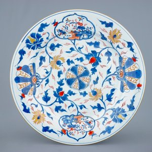 Un plat en porcelaine de Chine de style Imari, Kangxi — photo 1