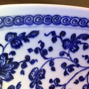 Un plat en porcelaine de Chine de style Ming en bleu et blanc à décor floral, Yongzheng/Qianlong — photo 4