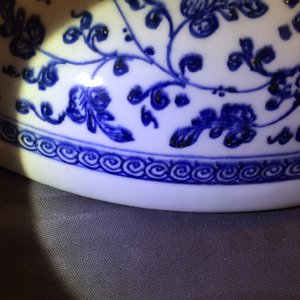 Un plat en porcelaine de Chine de style Ming en bleu et blanc à décor floral, Yongzheng/Qianlong — photo 7