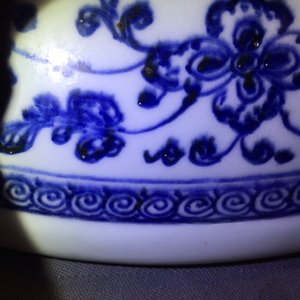 Un plat en porcelaine de Chine de style Ming en bleu et blanc à décor floral, Yongzheng/Qianlong — photo 8