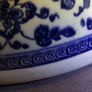 Un plat en porcelaine de Chine de style Ming en bleu et blanc à décor floral, Yongzheng/Qianlong — photo 9