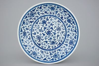 Un plat en porcelaine de Chine de style Ming en bleu et blanc à décor floral, Yongzheng/Qianlong