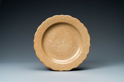 Un plat en porcelaine de Chine de type ge à émail craquelé sur fond brun, Qianlong