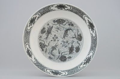 Un plat en porcelaine de Chine dit de Swatow à décor bleu-gris de poissons, Dynastie Ming, 16/17ème