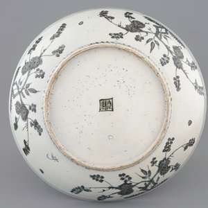 Un plat en porcelaine de Chine dit de Swatow à décor bleu-gris de poissons, Dynastie Ming, 16/17ème — photo 2