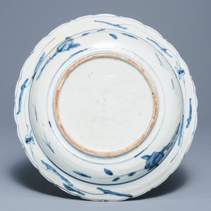 Un plat en porcelaine de Chine dit 'de Swatow' à décor de cerfs, Ming — photo 2
