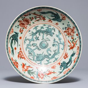 Un plat en porcelaine de Chine dit 'de Swatow' à décor de dragons et phénix, Ming — photo 1