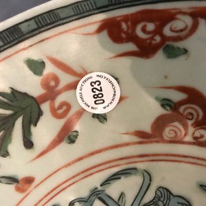 Un plat en porcelaine de Chine dit 'de Swatow' à décor de dragons et phénix, Ming — photo 3