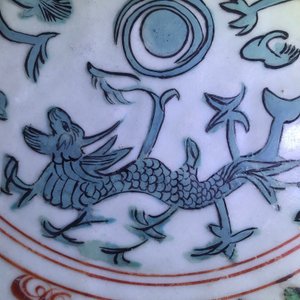 Un plat en porcelaine de Chine dit 'de Swatow' à décor de dragons et phénix, Ming — photo 6