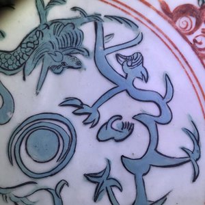Un plat en porcelaine de Chine dit 'de Swatow' à décor de dragons et phénix, Ming — photo 7