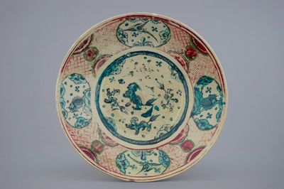 Un plat en porcelaine de Chine, dit de Swatow, à décor de lions bouddhistes, Ming