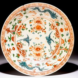 Un plat en porcelaine de Chine, dit de Swatow, à décor d'oiseaux et dragons, Ming — photo 1