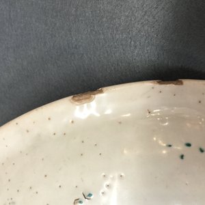 Un plat en porcelaine de Chine, dit de Swatow, à décor d'une pagode, Ming — photo 4