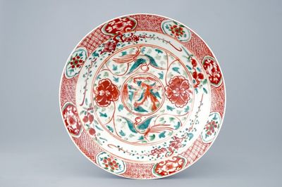 Un plat en porcelaine de Chine dit de Swatow à décor polychrome de phénix, Dynastie Ming, 16/17ème