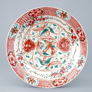 Un plat en porcelaine de Chine dit de Swatow à décor polychrome de phénix, Dynastie Ming, 16/17ème — photo 1