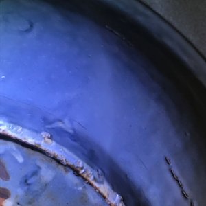 Un plat en porcelaine de Chine dite 'de Swatow' à décor appliqué sur fond bleu, Ming — photo 18