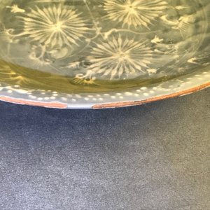 Un plat en porcelaine de Chine dite 'de Swatow' à décor appliqué sur fond bleu, Ming — photo 20