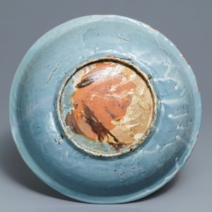 Un plat en porcelaine de Chine dite 'de Swatow' à décor appliqué sur fond bleu, Ming — photo 2