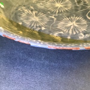 Un plat en porcelaine de Chine dite 'de Swatow' à décor appliqué sur fond bleu, Ming — photo 23