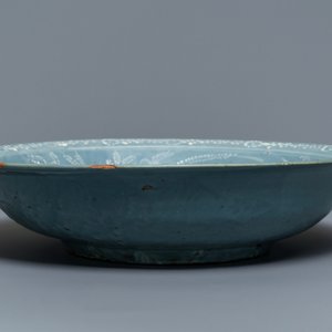 Un plat en porcelaine de Chine dite 'de Swatow' à décor appliqué sur fond bleu, Ming — photo 3