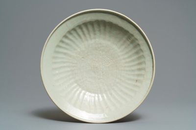 Un plat en porcelaine de Chine dite 'de Swatow' à décor appliqué sur fond céladon, Ming
