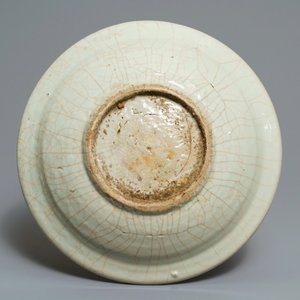 Un plat en porcelaine de Chine dite 'de Swatow' à décor appliqué sur fond céladon, Ming — photo 2