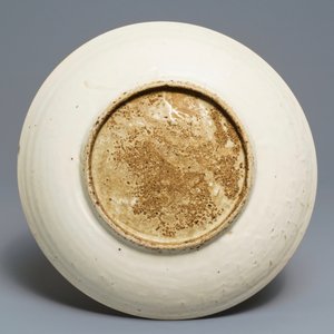 Un plat en porcelaine de Chine dite 'de Swatow' à décor d'un dragon, Ming — photo 2