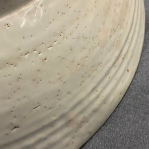 Un plat en porcelaine de Chine dite 'de Swatow' à décor d'un temple, Ming — photo 15