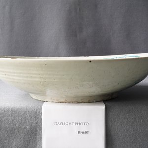 Un plat en porcelaine de Chine dite 'de Swatow' à décor d'un temple, Ming — photo 18