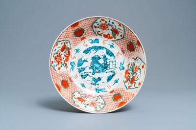 Un plat en porcelaine de Chine dite 'de Swatow' figurant un lion bouddhiste, Ming
